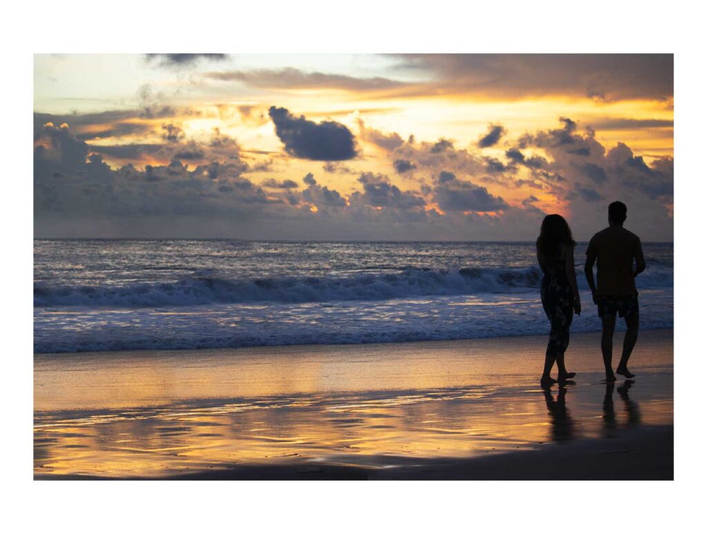 Couple sur la plage au couchant - Ahungalla Beach, Ahungalla (Sri Lanka), avril 2025 – Edition 7