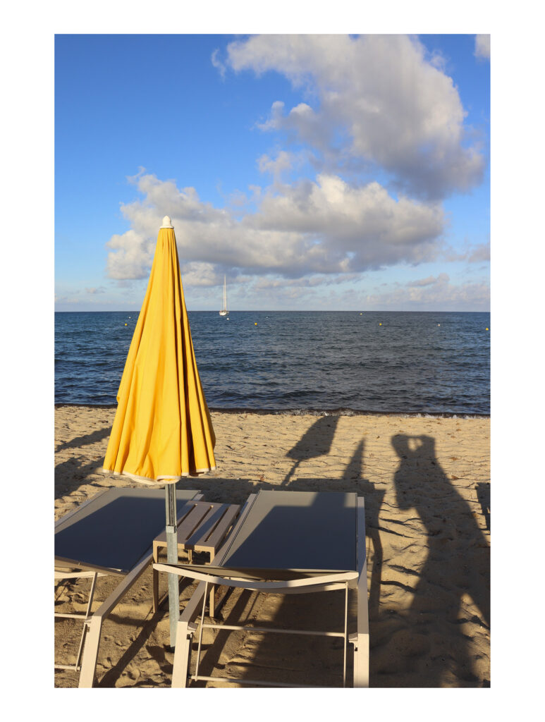 Autoportrait au parasol jaune – Plage de Pampelonne, Ramatuelle, 2024 – Edition 5